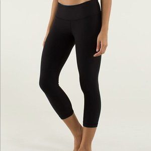 Lululemon black mid rise capris